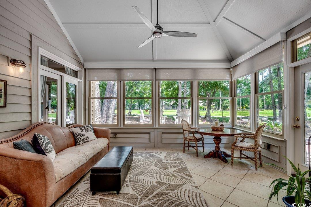 Image 4: Sunroom / solarium with lofted ceiling, tile patte Image 4: Sunroom / solarium with lofted ceiling, tile patte