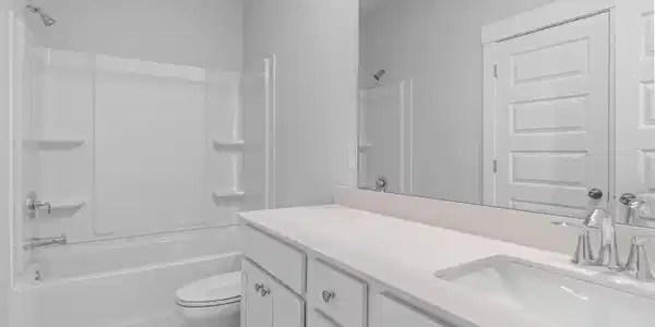 Image 4: Full bath with vanity, tub / shower combination, a Image 4: Full bath with vanity, tub / shower combination, a