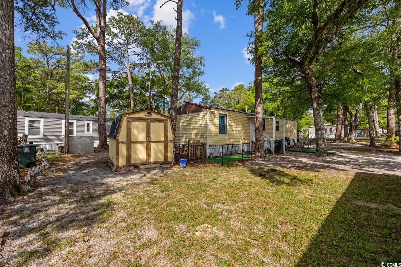 Image 3: View of side of property with a storage unit, a la Image 3: View of side of property with a storage unit, a la