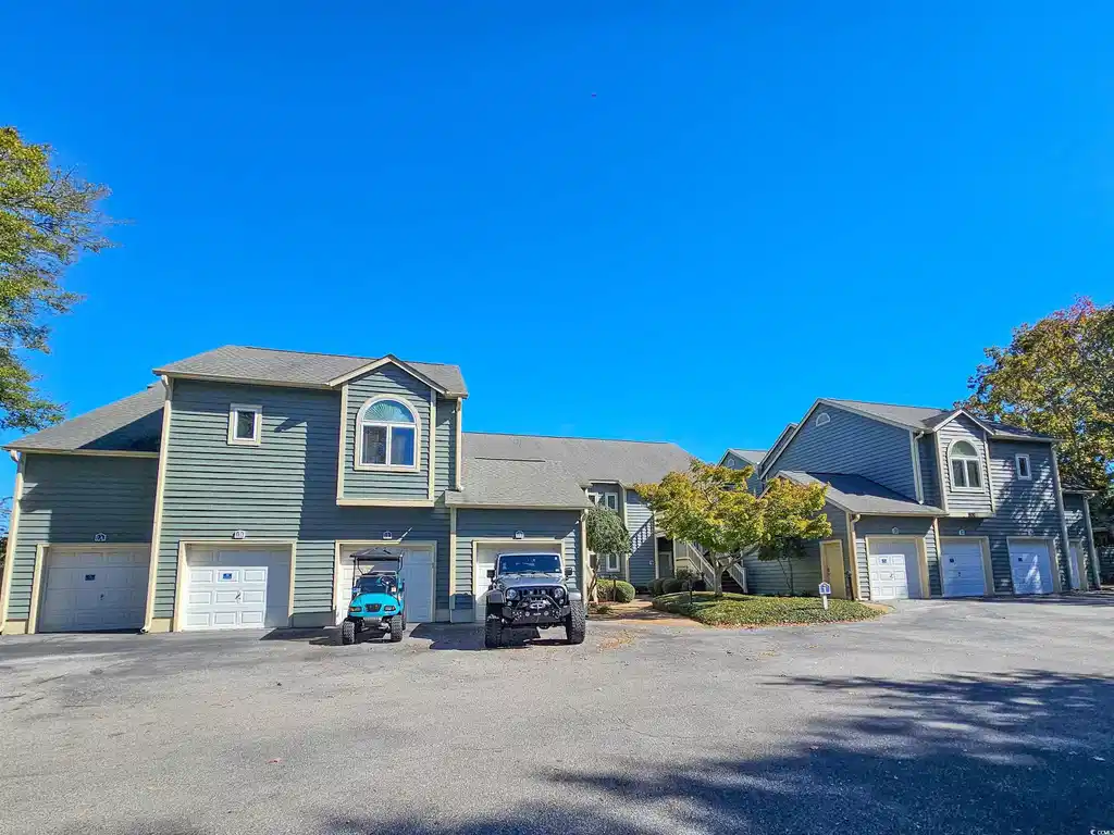 Image 1: View of front of property with asphalt driveway an Image 1: View of front of property with asphalt driveway an