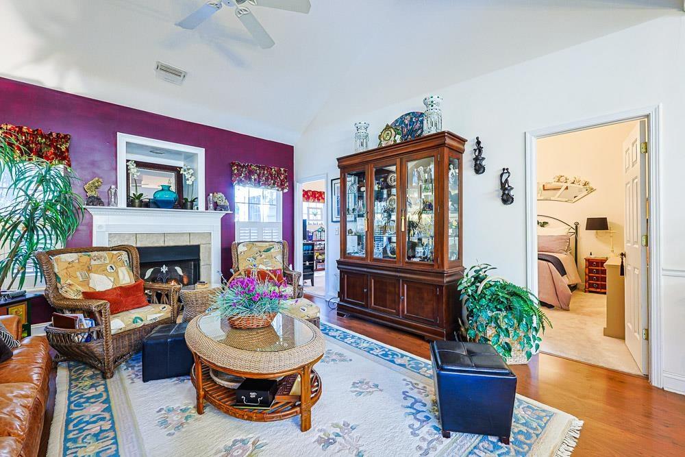 Image 3: Living area with vaulted ceiling, wood finished fl Image 3: Living area with vaulted ceiling, wood finished fl
