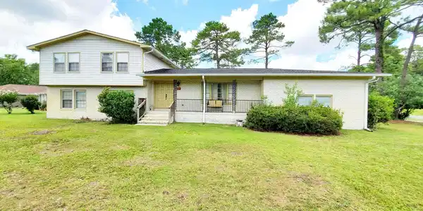 1592 Bay Tree Ln.