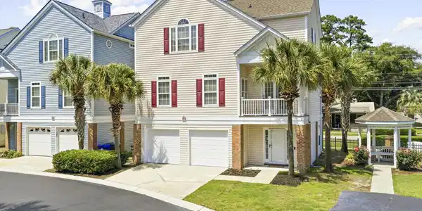 10 Palmas Dr.