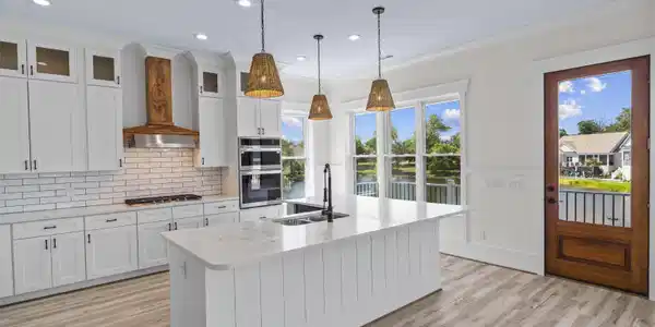 Image 3: Kitchen with backsplash, light wood finished floor Image 3: Kitchen with backsplash, light wood finished floor