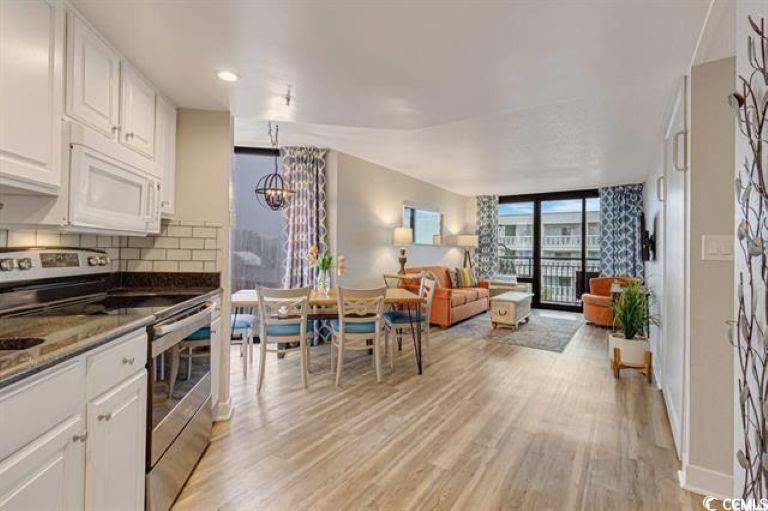 Image 2: Kitchen with stainless steel electric range, white Image 2: Kitchen with stainless steel electric range, white