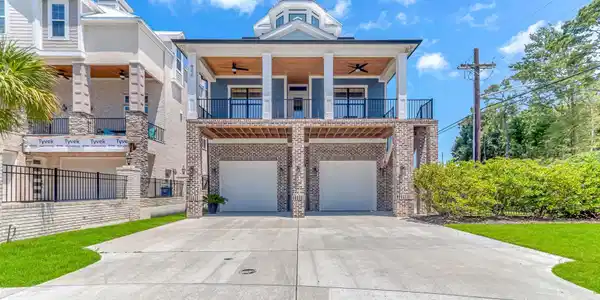 900 Clubhouse Dr.