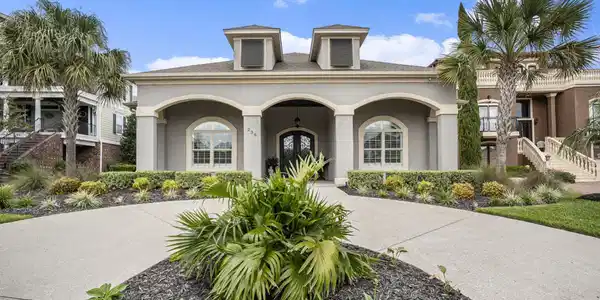 230 Ave. of the Palms