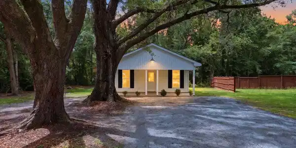 901 Lakeside Dr.
