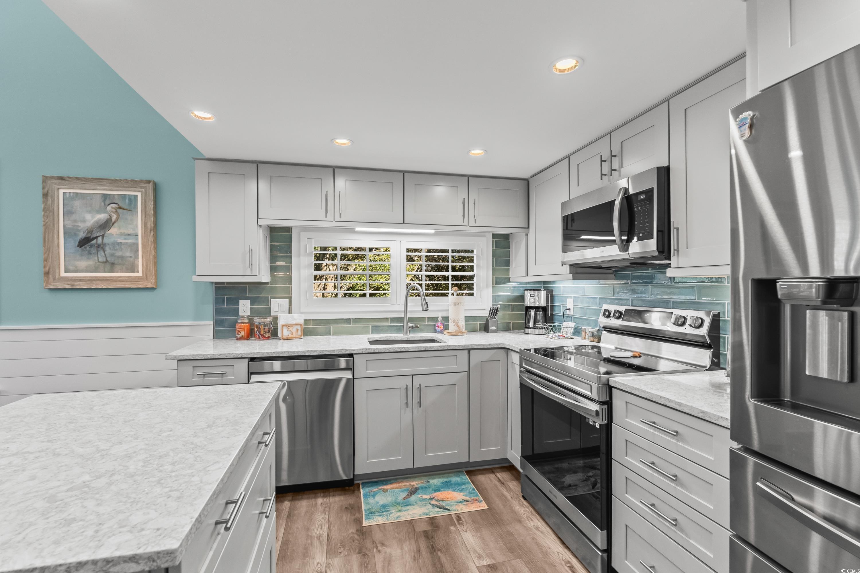 Image 4: Kitchen with appliances with stainless steel finis Image 4: Kitchen with appliances with stainless steel finis