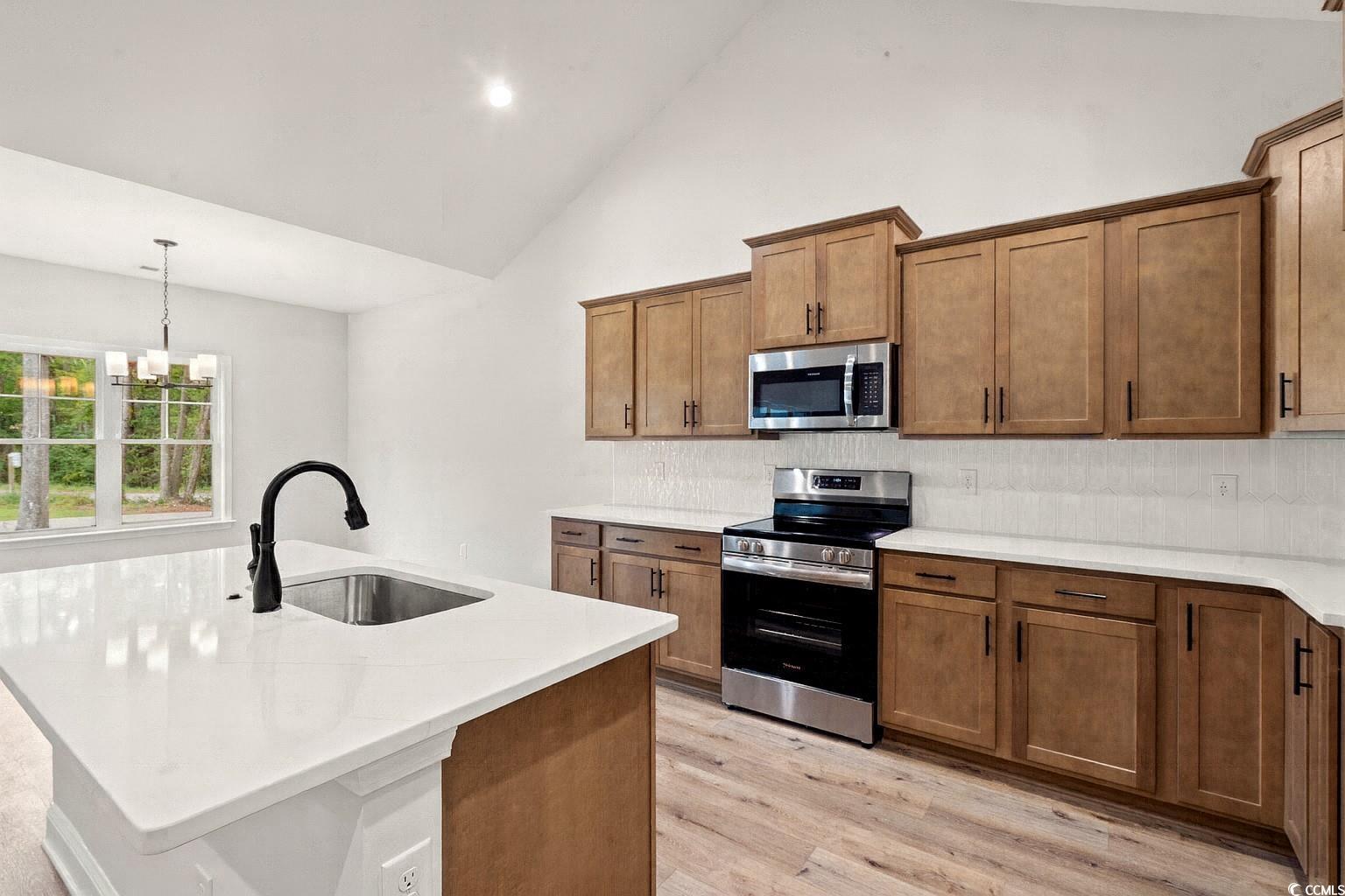 Image 4: Unfurnished room with light wood-style floors, hig Image 4: Unfurnished room with light wood-style floors, hig