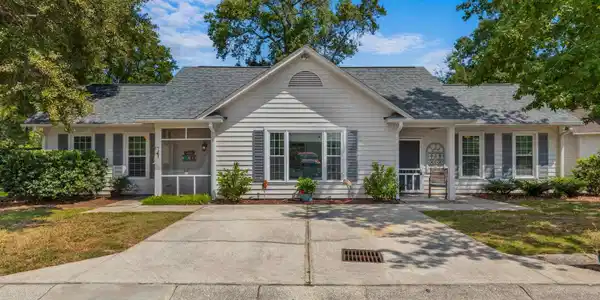17 Racquet Club Dr.