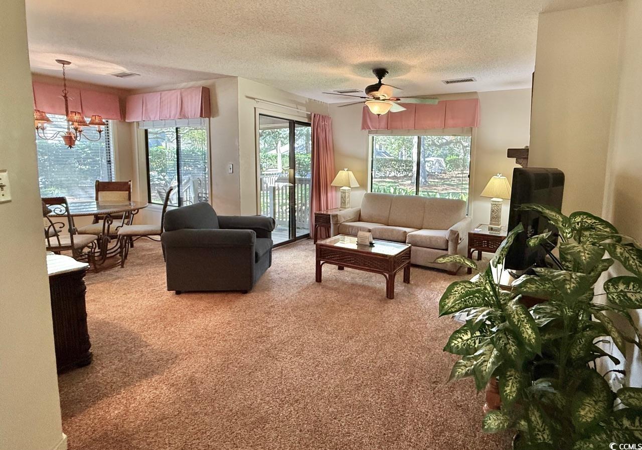 Image 3: Living room with light carpet, a chandelier, a tex Image 3: Living room with light carpet, a chandelier, a tex