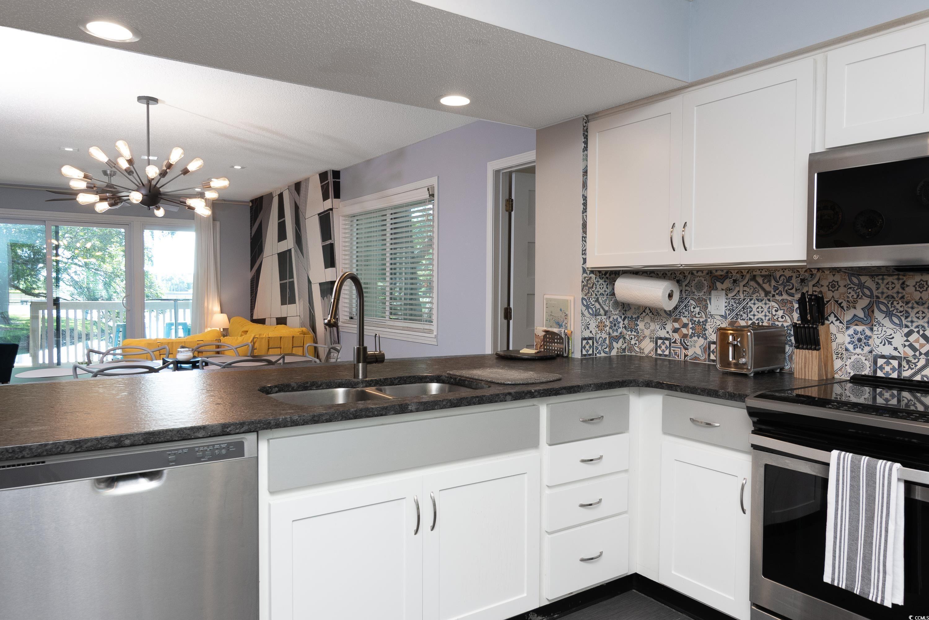 Image 4: Kitchen with appliances with stainless steel finis Image 4: Kitchen with appliances with stainless steel finis