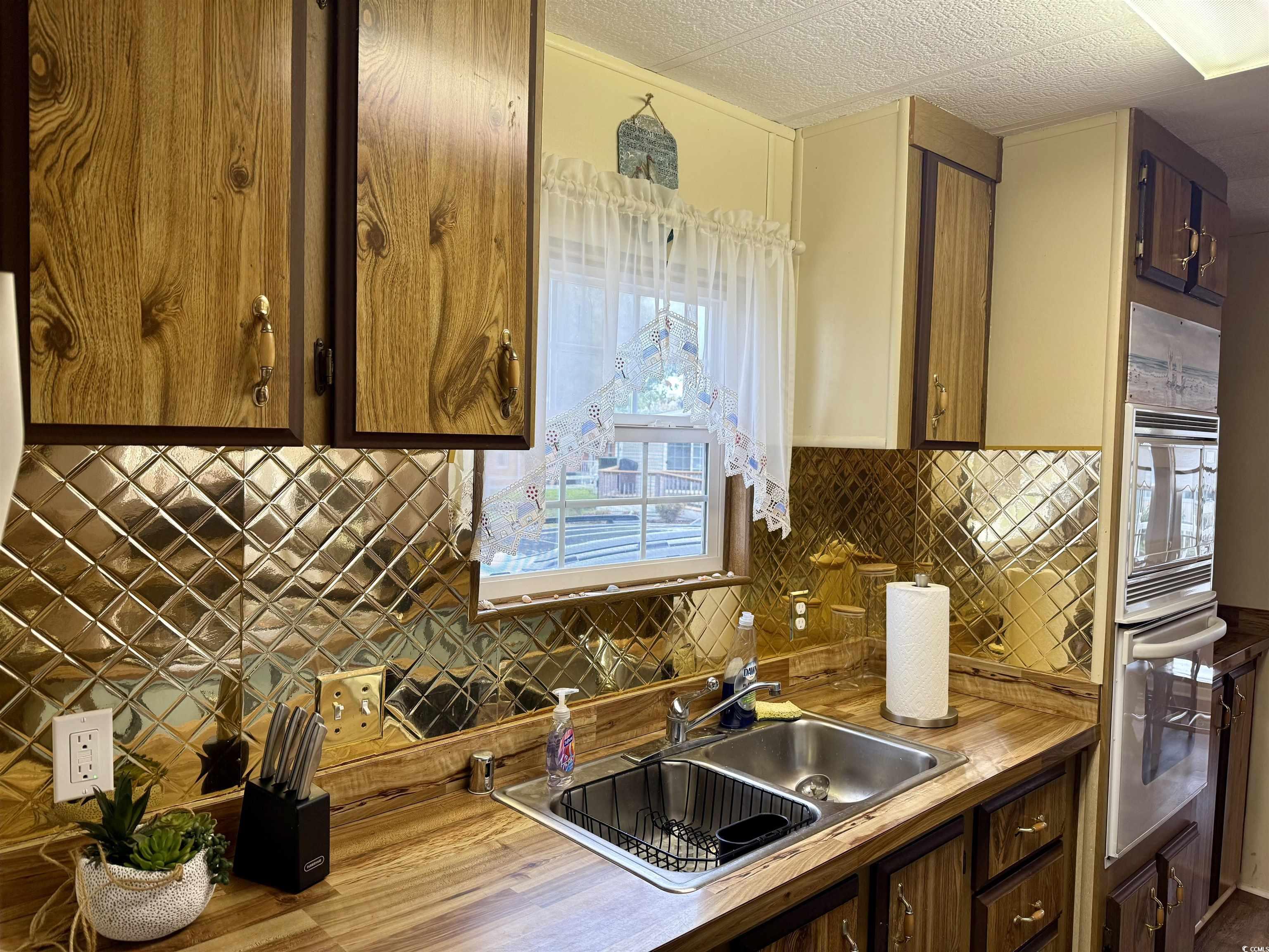 Image 3: Kitchen with decorative backsplash, oven, built in