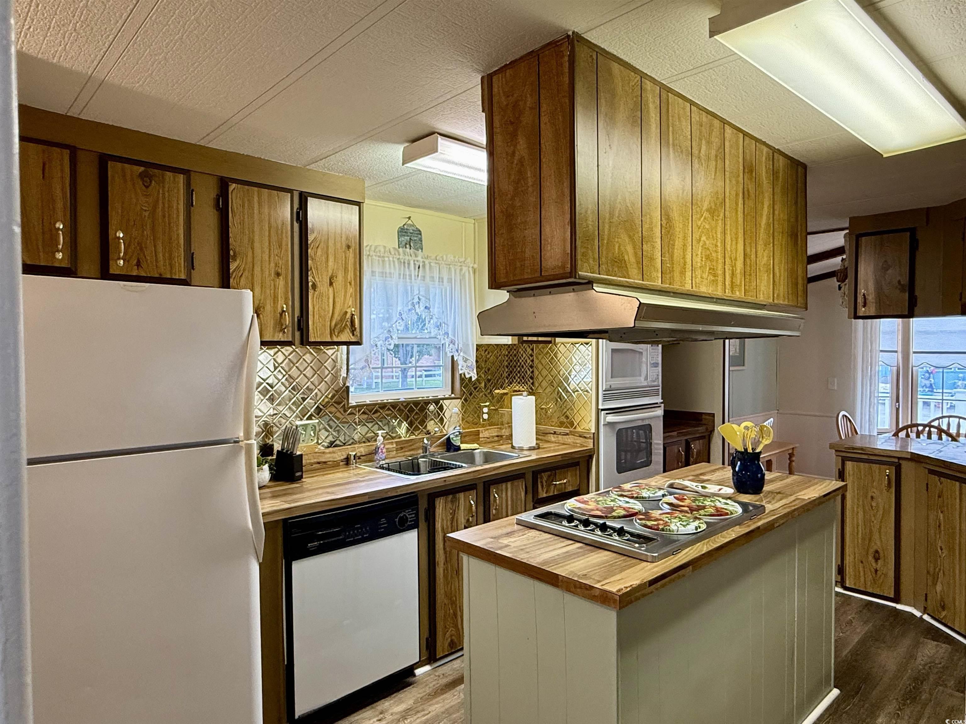 Image 4: Kitchen with appliances with stainless steel finis