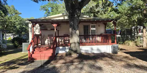 609 Live Oak Dr.