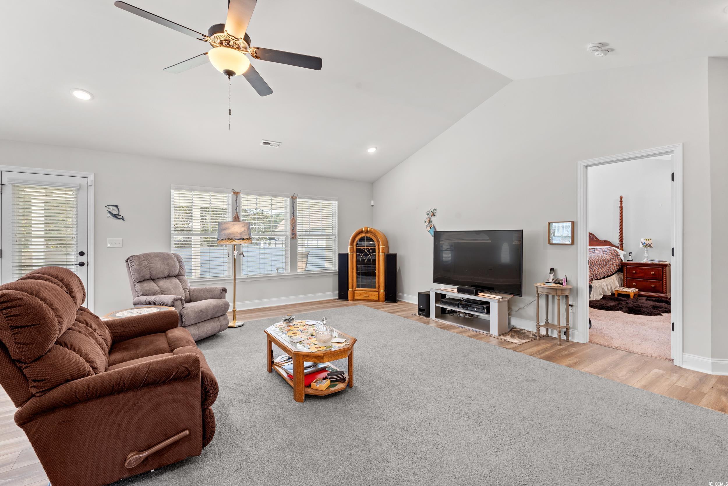 Image 2: Living area with vaulted ceiling, light wood-style Image 2: Living area with vaulted ceiling, light wood-style