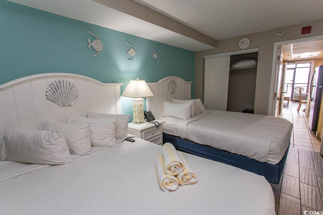 Image 2: Bedroom with a closet