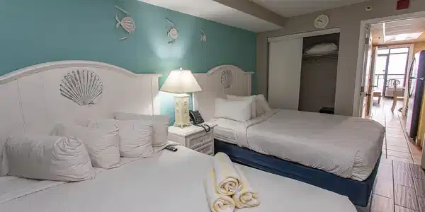 Image 2: Bedroom with a closet Image 2: Bedroom with a closet