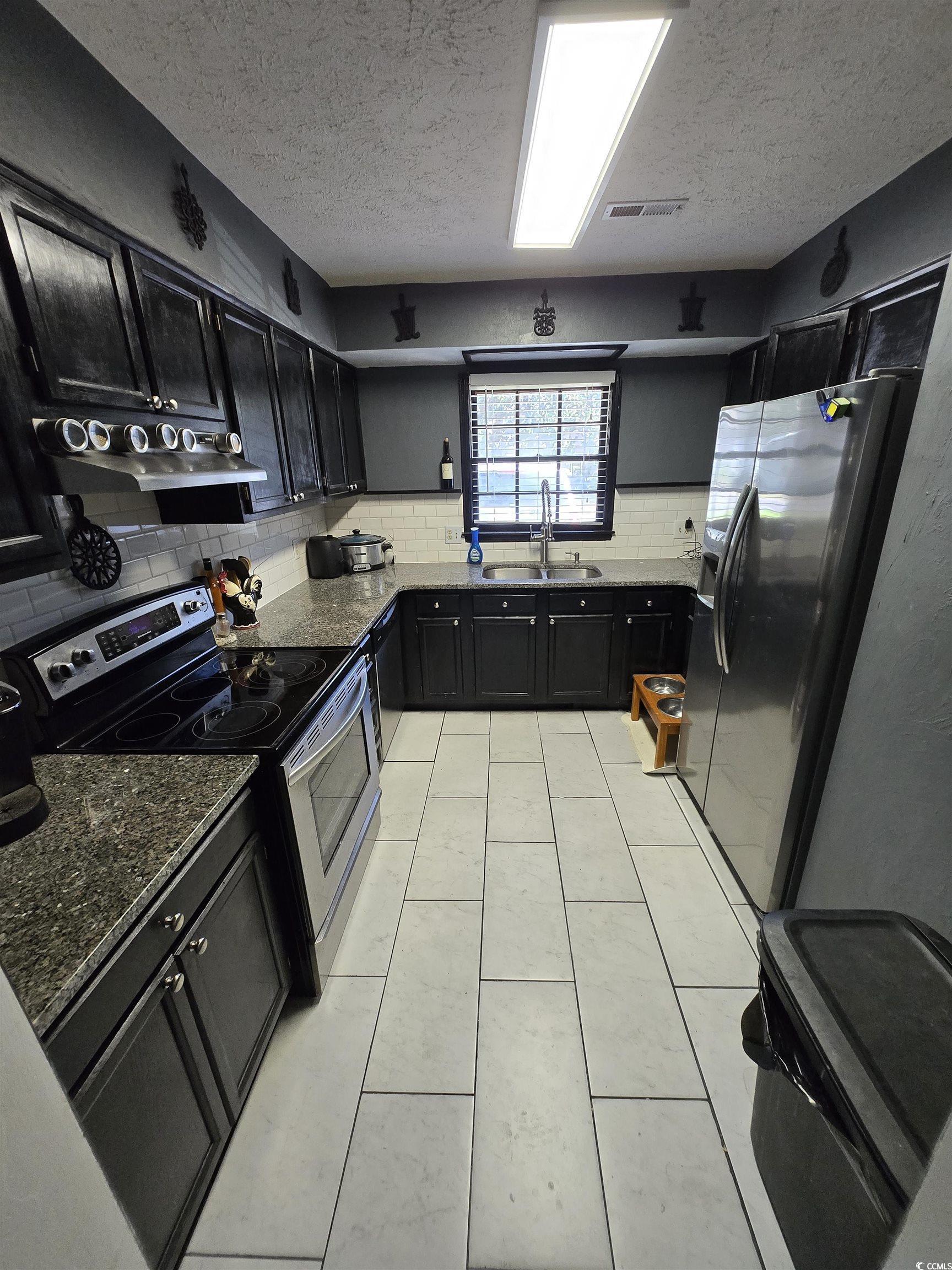 Image 4: Kitchen with dark cabinets, appliances with stainl Image 4: Kitchen with dark cabinets, appliances with stainl
