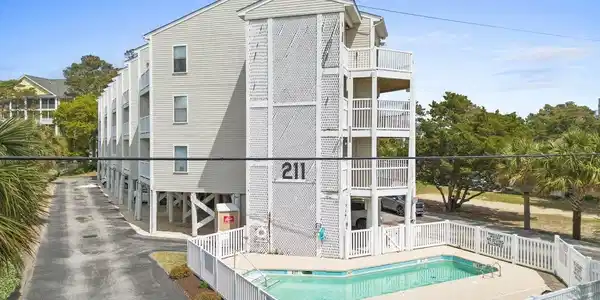 211 N Hillside Dr. N