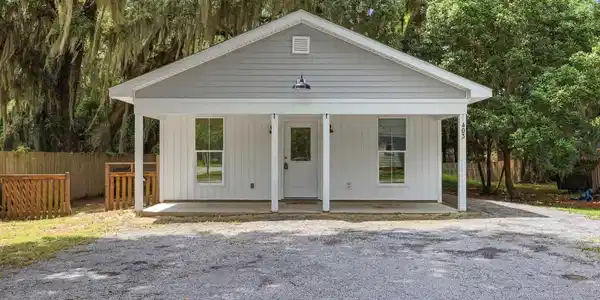 403 Bayview Dr.