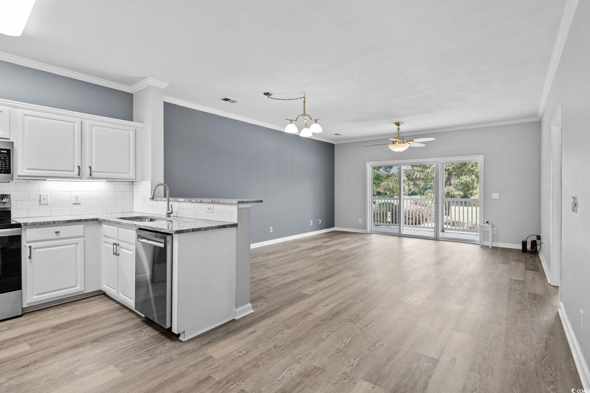 Image 4: Kitchen with a peninsula, backsplash, ornamental m