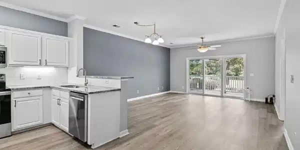 Image 4: Kitchen with a peninsula, backsplash, ornamental m