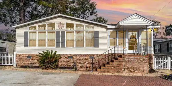 806 Lowe Dr.