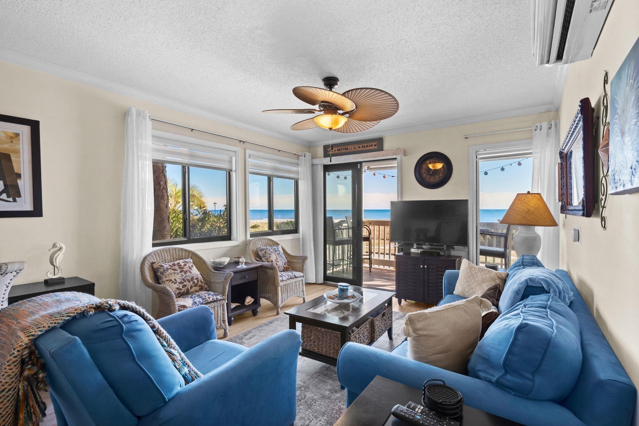 Image 4: Living room with a textured ceiling, healthy amoun Image 4: Living room with a textured ceiling, healthy amoun