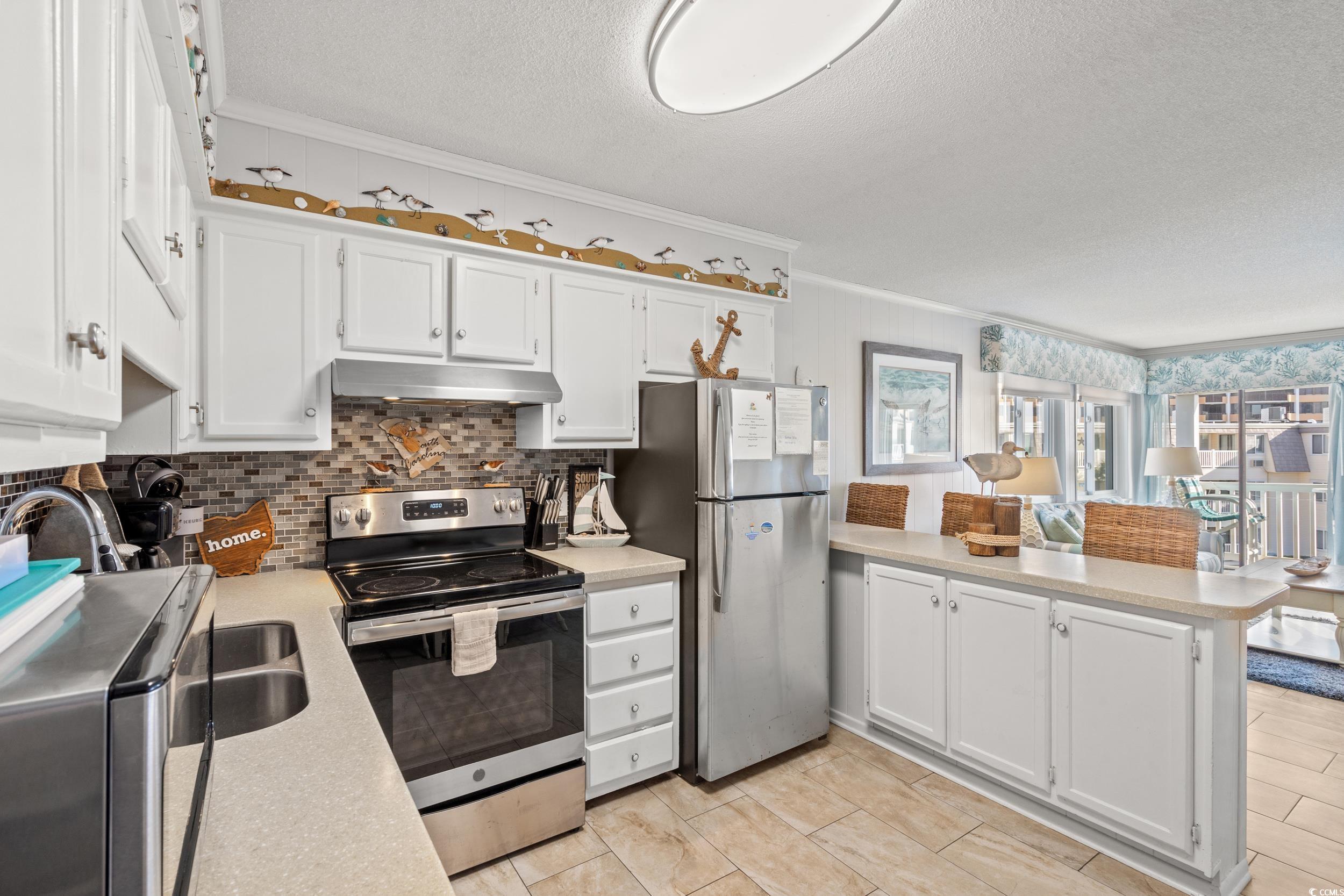 Image 4: Kitchen featuring crown molding, stainless steel a Image 4: Kitchen featuring crown molding, stainless steel a