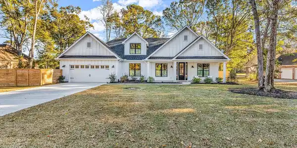1521 Hawthorn Dr.