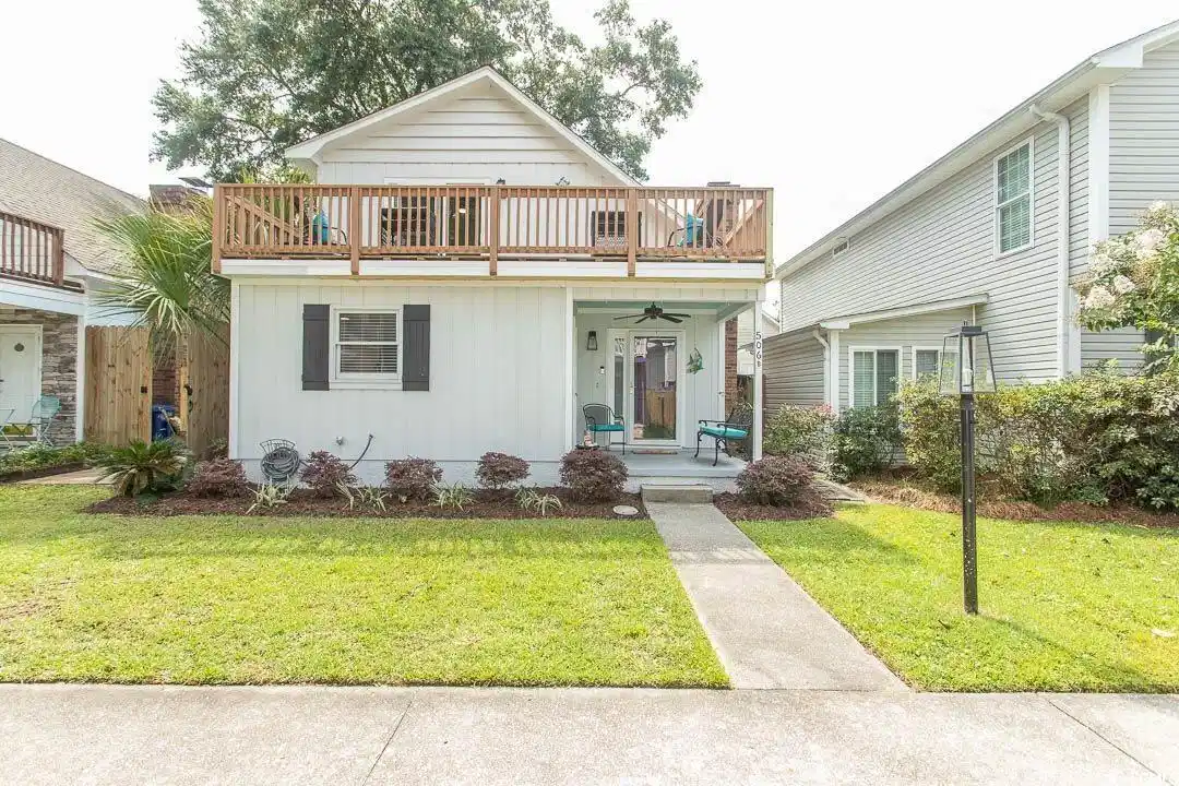 Image 1: View of front facade with a front yard and ceiling Image 1: View of front facade with a front yard and ceiling