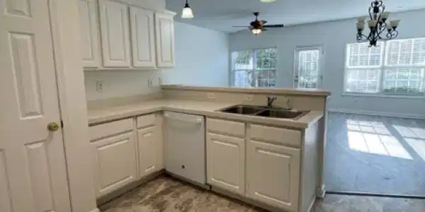 Image 4: Kitchen with decorative light fixtures, white dish Image 4: Kitchen with decorative light fixtures, white dish