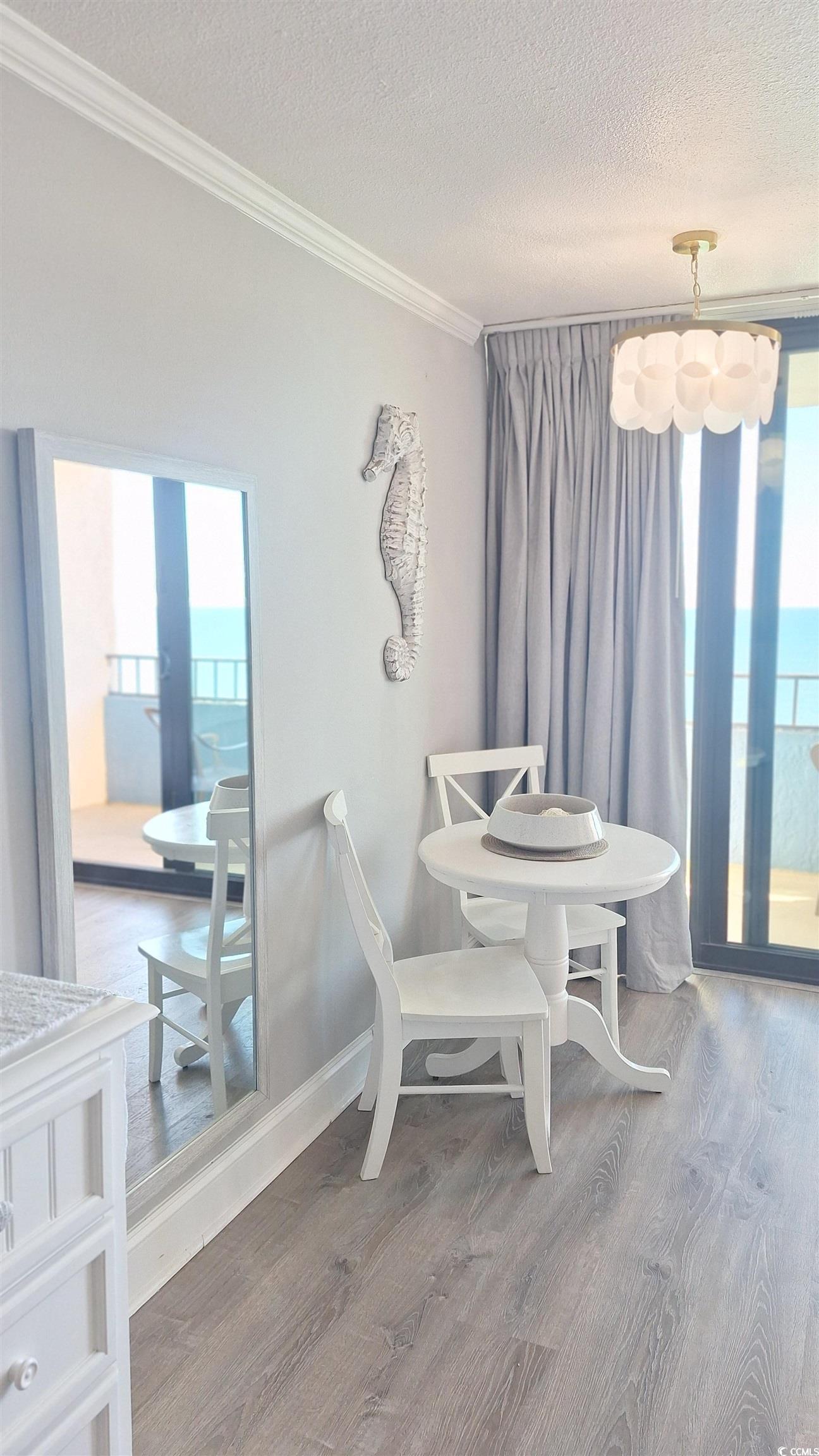 Image 4: Dining space featuring healthy amount of natural l Image 4: Dining space featuring healthy amount of natural l