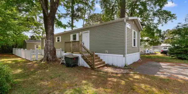 9 Topsail Ln.