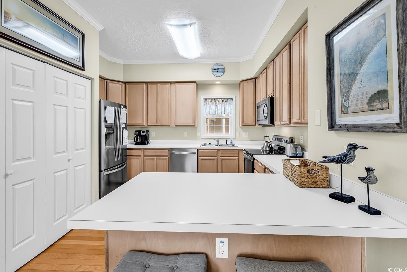 Image 4: Kitchen with appliances with stainless steel finis
