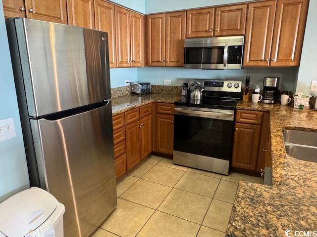 Image 3: Kitchen with dark stone countertops, stainless ste Image 3: Kitchen with dark stone countertops, stainless ste
