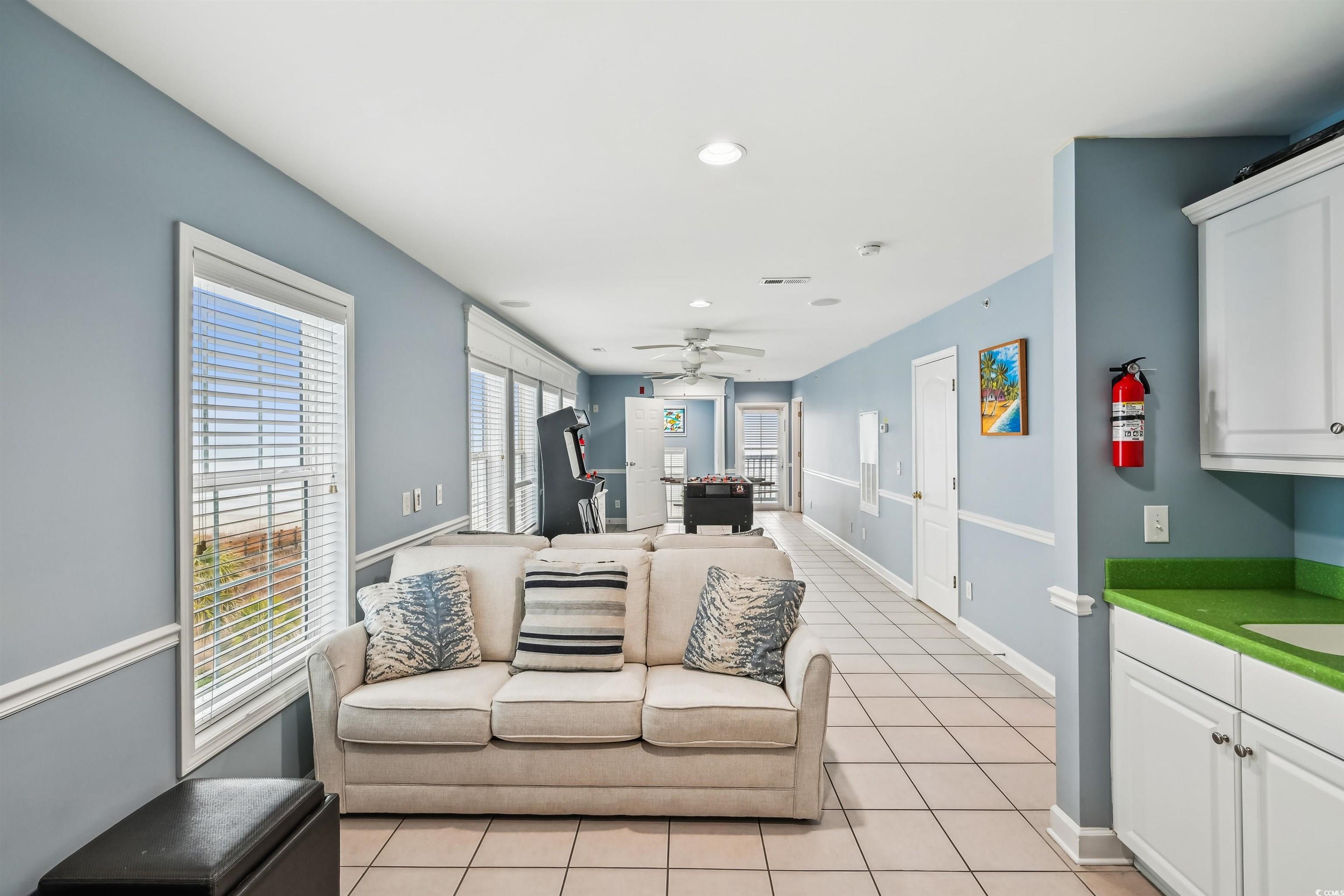 Image 4: Living room with ceiling fan, light tile patterned