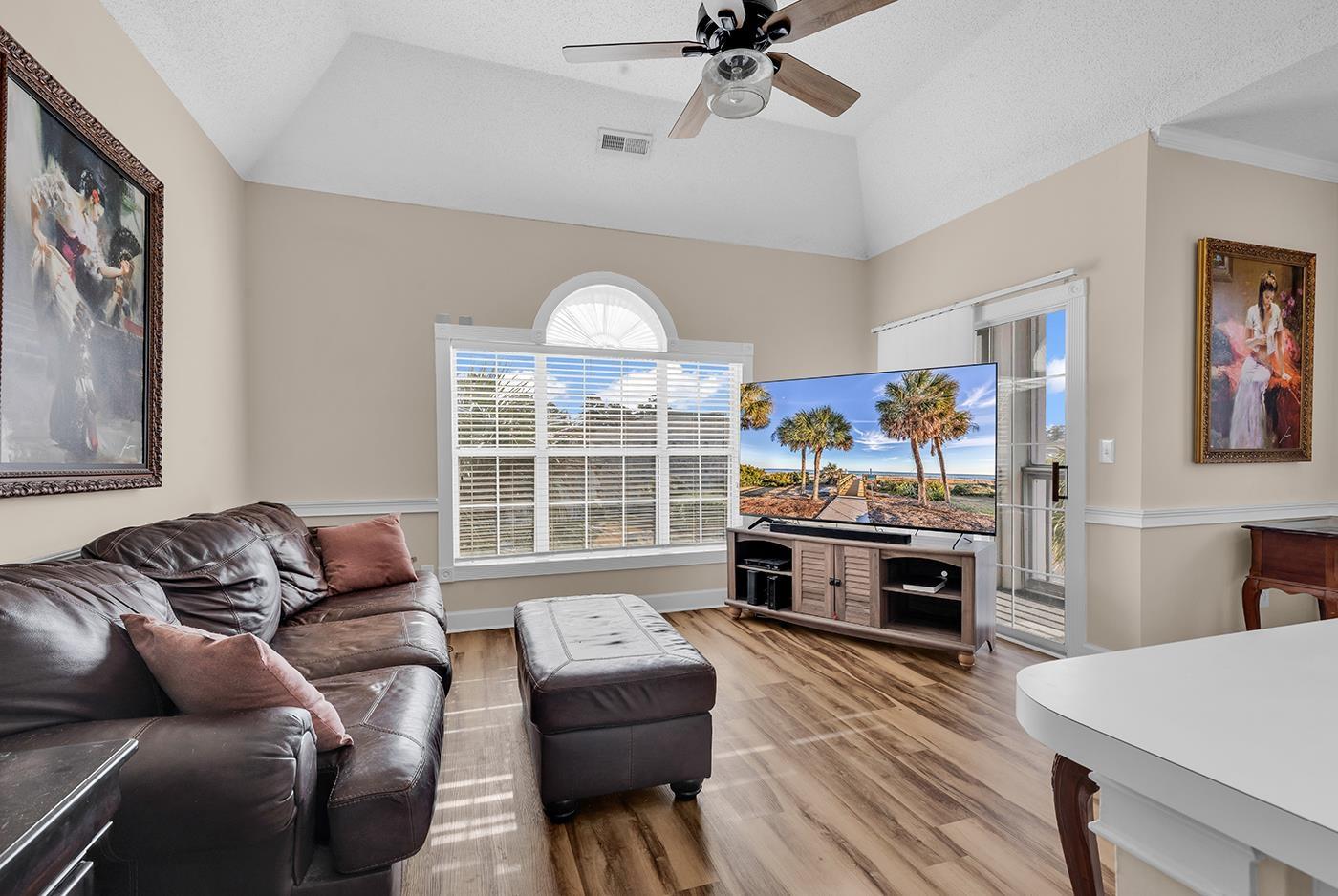 Image 4: Living area with ceiling fan, light wood-style flo Image 4: Living area with ceiling fan, light wood-style flo