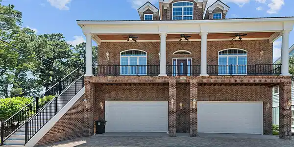 901 Clubhouse Dr.