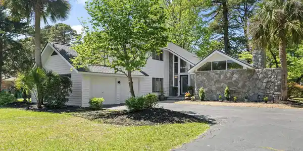 1646 Bay Tree Ln.