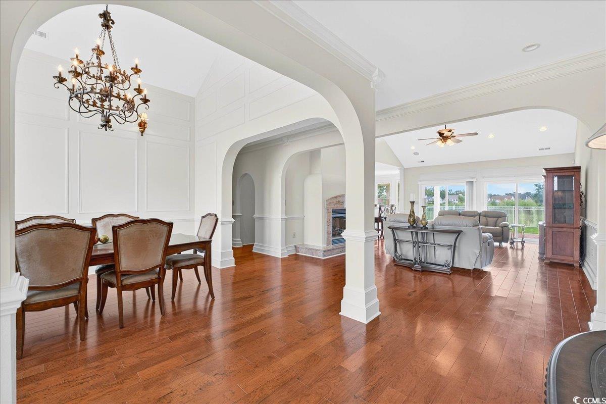 Image 4: Dining room with arched walkways, a decorative wal Image 4: Dining room with arched walkways, a decorative wal