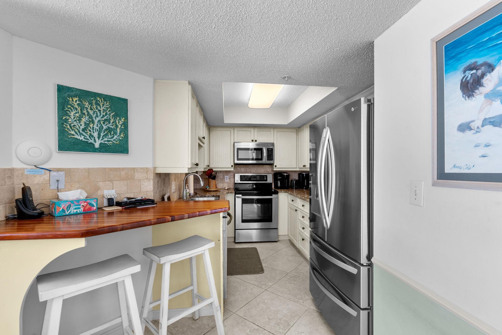Image 4: Kitchen with backsplash, stainless steel appliance Image 4: Kitchen with backsplash, stainless steel appliance