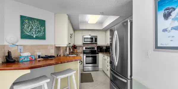 Image 4: Kitchen with backsplash, stainless steel appliance