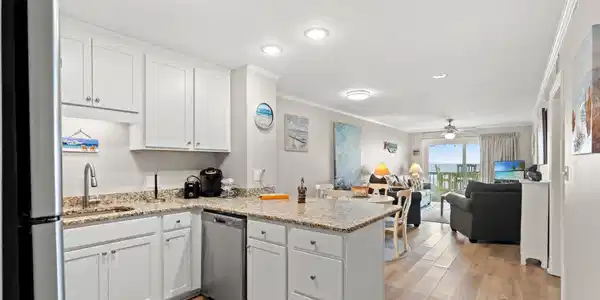 Image 4: Kitchen with appliances with stainless steel finis Image 4: Kitchen with appliances with stainless steel finis