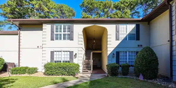 401 Pipers Ln.