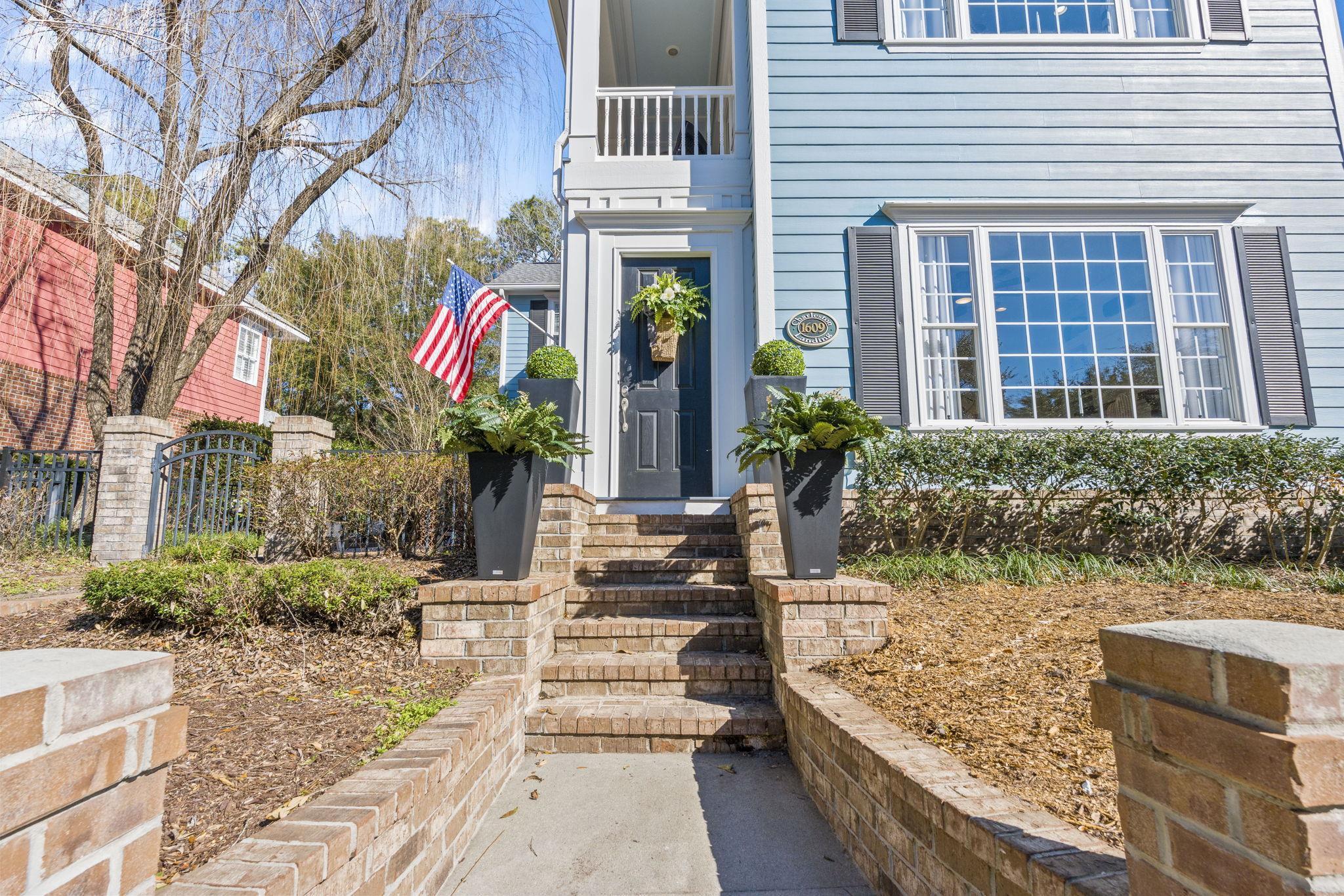Image 4: Entrance to property with a gate Image 4: Entrance to property with a gate