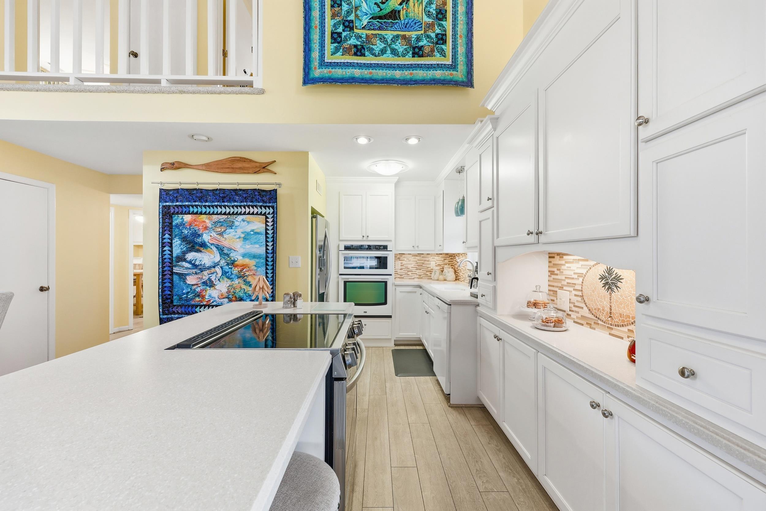 Image 4: Kitchen with white cabinets, appliances with stain Image 4: Kitchen with white cabinets, appliances with stain