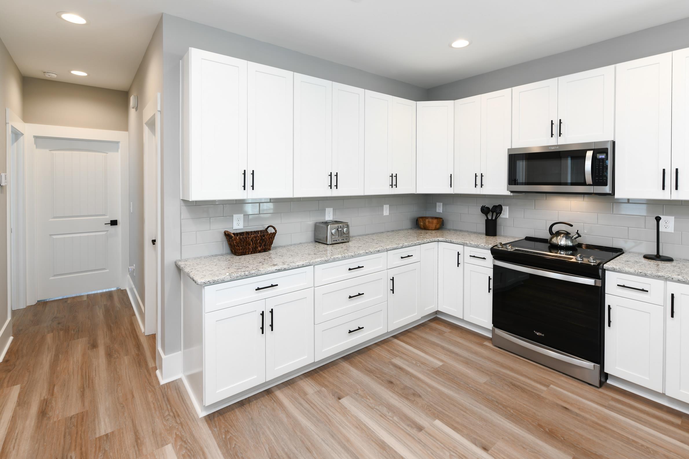 Image 3: Kitchen with electric stove, stainless steel micro Image 3: Kitchen with electric stove, stainless steel micro